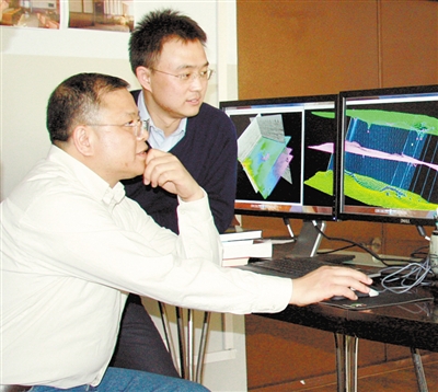 黄大年(左一)带领科研团队成员研究问题(2010年11月22日摄)